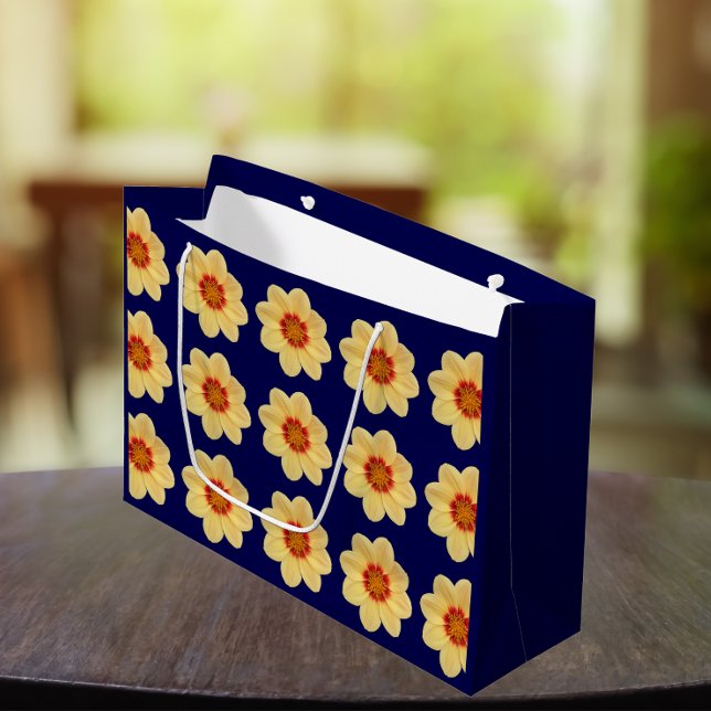 Bolsa De Regalo Grande Patrón floral de Dahlia amarillo en azul (In Situ)