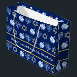 Bolsa De Regalo Grande Personalizado Hanukkah Blue Menorah Dreidel Patter<br><div class="desc">Hermosa bolsa de regalo personalizada Hanukkah fiesta en azul bonito con un fresco patrón de estrella del judaísmo,  dreidel para divertidos juegos de Chanukah,  y la menorah judía para la festividad. Sacos de regalo para Hanukah.</div>