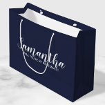 Bolsa De Regalo Grande Propuesta de la dama de honor | Azul de la Marina<br><div class="desc">Propuesta de la dama de honor | Bolsa de Regalo Azul de la Marina con guión moderno con el nombre personalizado de la dama de honor en un estilo de letra blanco y moderno con fondo azul marino. También es perfecto para criada de honor, chica de flores, padrino, mejor hombre...</div>