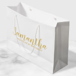 Bolsa De Regalo Grande Propuesta de la dama de honor | Oro con guión mode<br><div class="desc">Propuesta de la dama de honor | Bolsa de regalo moderna con guión blanco y dorado con el nombre personalizado de la dama de honor en el estilo de letra de escritura moderna dorada sobre fondo blanco. También es perfecto para criada de honor, chica de flores, padrino, mejor hombre y...</div>