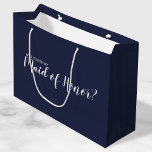 Bolsa De Regalo Grande Propuesta de matrimonio de honor sobre el azul de<br><div class="desc">¿Serás mi empleada de honor? Mochila de regalo de propuesta de regalo de la Marina Azul de Script Moderno con la frase "¿Serás mi doncella de honor?" en blanco estilo de letra de escritura moderno con fondo azul marino.</div>