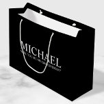 Bolsa De Regalo Grande Propuesta moderna de Groomsman personalizada para<br><div class="desc">Bolsa de regalo de la propuesta Groomsman personalizada de color negro moderno con el nombre personalizado del groomsman y el texto personalizado con estilo de letra serif clásico blanco sobre fondo negro. También perfecto para dama de honor, dama de honor, chica de flores, mejor hombre, portador de anillo y más....</div>