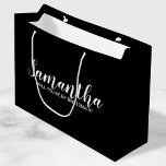 Bolsa De Regalo Grande Propuesta moderna de la dama de honor<br><div class="desc">Modern Bridesmaid Propuesta Gift Bag incluye el nombre de la dama de honor en blanco estilo de letra de escritura moderno sobre fondo negro. También es perfecto para criada de honor,  chica de flores,  padrino,  mejor hombre y portador de anillo.</div>