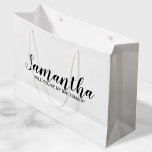 Bolsa De Regalo Grande Propuesta moderna de la dama de honor<br><div class="desc">Modern Bridesmaid Propuesta Gift Bag incluye el nombre de la dama de honor en un estilo de letra de escritura moderno y negro sobre fondo blanco. También es perfecto para criada de honor,  chica de flores,  padrino,  mejor hombre y portador de anillo.</div>