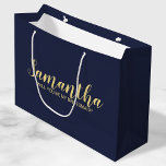 Bolsa De Regalo Grande Propuesta moderna de la dama de honor<br><div class="desc">Modern Bridesmaid Propuesta Gift Bag presenta el nombre personalizado de la dama de honor con estilo de letra de escritura moderna de oro sobre fondo azul marino. También es perfecto para criada de honor, chica de flores, padrino, mejor hombre y portador de anillo. Nota: Los detalles del Relieve metalizado se...</div>