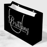 Bolsa De Regalo Grande Propuesta moderna de la dama de honor negra person<br><div class="desc">Bolsa de regalo de la propuesta de la dama de honor personalizada que incluye el nombre de la dama de honor en blanco estilo de letra de escritura moderno con el título en blanco moderno sans serif estilo de fuente sobre fondo negro. También perfecto para criada de honor, chica de...</div>