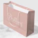 Bolsa De Regalo Grande Propuesta moderna de la dama de honor personalizad<br><div class="desc">Bolsa de regalo de la propuesta de la dama de honor personalizada que incluye el nombre de la dama de honor en blanco estilo de letra de escritura moderno con el título en blanco moderno sans serif estilo de fuente sobre fondo rosa de color rosa. También perfecto para criada de...</div>