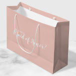 Bolsa De Regalo Grande Propuesta moderna de Maid of Honor<br><div class="desc">¿Serás mi empleada de honor? Bolsa de regalo de propuesta moderna con el título "¿Serás mi empleada de honor?" en blanco estilo de letra de escritura moderno con un fondo rosa negro.</div>