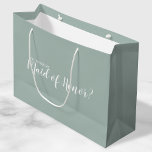 Bolsa De Regalo Grande Propuesta moderna de Maid of Honor<br><div class="desc">¿Serás mi empleada de honor? Bolsa de regalo de propuesta moderna con el título "¿Serás mi empleada de honor?" en blanco estilo de letra de escritura moderno con un fondo verde sabio.</div>