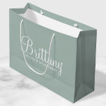 Bolsa De Regalo Grande Propuesta moderna personalizada de dama de honor<br><div class="desc">Bolsa de regalo de la propuesta de la dama de honor personalizada que incluye el nombre de la dama de honor en blanco estilo de letra de escritura moderno con título en blanco moderno sans serif estilo de letra en color verde sabio. También perfecto para criada de honor, chica de...</div>