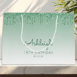 Bolsa De Regalo Grande Purpurina Drip 18th Birthday Green<br><div class="desc">Esta bolsa de regalo para la fiesta de cumpleaños número 18 de la moda incluye un purpurina falso verde brillante con borde de goteo y un fondo oscuro verde. Personalízalo con su nombre en escritura a mano,  junto con su cumpleaños y fecha a continuación.</div>