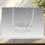 Bolsa De Regalo Grande Purpurina Drip 18th Birthday Silver<br><div class="desc">Esta bolsa de regalo para la fiesta de cumpleaños número 18 de la moda incluye un brillante purpurina de color plata con borde de goteo y un fondo sombrío de plata. Personalízalo con su nombre en escritura a mano,  junto con su cumpleaños y fecha a continuación.</div>