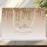 Bolsa De Regalo Grande Purpurina Drip 60th Birthday Gold<br><div class="desc">Esta bolsa de regalo para la fiesta de cumpleaños número 60 de la moda incluye un purpurina de imitación de oro brillante borde de goteo y un fondo sombrío de oro. Personalízalo con su nombre en escritura a mano,  junto con su cumpleaños y fecha a continuación.</div>