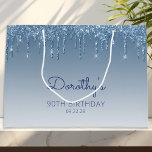 Bolsa De Regalo Grande Purpurina Drip 90th Birthday Blue<br><div class="desc">Esta bolsa de regalo para la fiesta de cumpleaños número 90 de la moda incluye un purpurina de imitación azul brillante con borde azul oscuro y fondo azul oscuro. Personalízalo con su nombre en escritura a mano,  junto con su cumpleaños y fecha a continuación.</div>