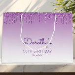 Bolsa De Regalo Grande Purpurina Drip 90th Birthday Purple<br><div class="desc">Esta bolsa de regalo para la fiesta de cumpleaños número 90 de la moda presenta un purpurina falso y morado brillante en el borde de goteo y color morado. Personalízalo con su nombre en escritura a mano,  junto con su cumpleaños y fecha a continuación.</div>