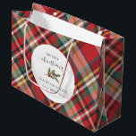 Bolsa De Regalo Grande Red Check Rustic Merry Christmas Farmhouse<br><div class="desc">Envuelva sus regalos de vacaciones con estilo festivo con nuestros Navidades Bolsa de Regalo Tartán Red and Green Plaid. Este diseño clásico e intemporal aporta un toque de calidez y tradición a sus regalos. Ya sea que estés empacando regalos bajo el árbol, enviando tus regalos a tu familia o agregando...</div>