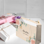 Bolsa De Regalo Grande Rosa dorada crema de melocotón floral<br><div class="desc">Un fondo color melocotón y crema. Decorada con rosas de oro rosa de color acuático,  vegetación eucalipto y estribillos dorados. Personalice y agregue el nombre de su dama de honor.</div>