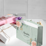 Bolsa De Regalo Grande Rosa dorada floral salvia verde dama de honor<br><div class="desc">Un fondo verde sabio. Decorada con rosas de oro rosa de color acuático,  vegetación eucalipto y estribillos dorados. Personalice y agregue el nombre de su dama de honor.</div>