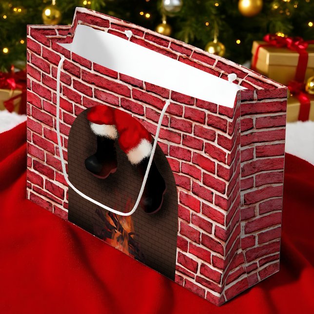 Bolsa De Regalo Grande Santa Atrapada en Navidades graciosos de la chimen (Funny Christmas gift bag with Santa stuck in chimney design and festive brick fireplace print.)