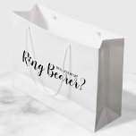 Bolsa De Regalo Grande ¿Serás Mi Anillo? Propuesta moderna<br><div class="desc">"¿Vas A Tener Un Anillo?" Bolsa moderna de regalo de propuesta con el título "¿Serás mi portador de anillo?" en negro estilo de letra de escritura moderno sobre fondo blanco.</div>