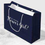 Bolsa De Regalo Grande ¿Serás Mi Chica Flor? Azul marino moderno<br><div class="desc">"¿Serás Mi Niña Flor?" Bolsa de Regalo Azul de la Marina de Guerra Moderna con la frase "¿Serás mi chica de flor?" en blanco y moderno estilo de letra con fondo azul marino.</div>