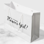 Bolsa De Regalo Grande ¿Serás Mi Chica Flor? Propuesta moderna<br><div class="desc">"¿Serás Mi Niña Flor?" Modern Propuesta Gift Bag incluye el título "¿Serás mi chica de flor?" en negro estilo de letra de escritura moderna sobre fondo blanco.</div>
