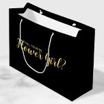 Bolsa De Regalo Grande ¿Serás Mi Chica Flor? Propuesta moderna<br><div class="desc">"¿Serás Mi Niña Flor?" Modern Propuesta Gift Bag incluye el título "¿Serás mi chica flor?" en oro estilo de letra de escritura moderna sobre fondo negro. Nota: Los detalles del Relieve metalizado se simulan en la obra de arte. Este producto no contará con ningún relieve ni capa que creen un...</div>