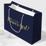 Bolsa De Regalo Grande ¿Serás Mi Chica Flor? Propuesta moderna<br><div class="desc">"¿Serás Mi Niña Flor?" Modern Propuesta Gift Bag incluye el título "¿Serás mi chica flor?" en oro estilo de letra de escritura moderna sobre fondo azul marino. Nota: Los detalles del Relieve metalizado se simulan en la obra de arte. Este producto no contará con ningún relieve ni capa que creen...</div>