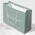 Bolsa De Regalo Grande ¿Serás Mi Chica Flor? Propuesta moderna<br><div class="desc">"¿Serás Mi Niña Flor?" Modern Propuesta Gift Bag incluye el título "¿Serás mi chica flor?" en blanco estilo de letra de escritura moderno sobre el fondo verde sabio.</div>