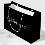 Bolsa De Regalo Grande ¿Serás Mi Groomsman? Propuesta moderna<br><div class="desc">"¿Serás mi Groomsman?"Bolsa de regalo de propuesta moderna con el título "¿Serás mi Groomsman?" en blanco y moderno estilo de letra con fondo negro.</div>