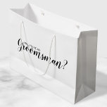 Bolsa De Regalo Grande ¿Serás Mi Groomsman? Propuesta moderna<br><div class="desc">"¿Serás mi Groomsman?"Bolsa de regalo de propuesta moderna con el título "¿Serás mi Groomsman?" en un estilo de letra de escritura moderno y negro sobre fondo blanco.</div>