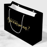 Bolsa De Regalo Grande ¿Serás Mi Groomsman? Propuesta moderna<br><div class="desc">"¿Serás mi Groomsman?" Bolsa de regalo de propuesta moderna con el título "¿Serás mi Groomsman?" en oro estilo de letra de escritura moderna sobre fondo negro. Nota: Los detalles del Relieve metalizado se simulan en la obra de arte. Este producto no contará con ningún relieve ni capa que creen un...</div>