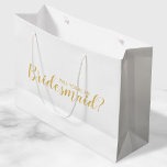 Bolsa De Regalo Grande ¿Serás Mi Novia? Oro de guión moderno<br><div class="desc">"¿Serás Mi niñera?" Mochila de regalo de la propuesta de la dama de honor blanca y dorada con el título "¿Serás mi dama de honor?" con un estilo de letra de guión moderno y dorado sobre fondo blanco. Nota: Los detalles del Relieve metalizado se simulan en la obra de arte....</div>