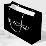 Bolsa De Regalo Grande ¿Serás Mi Novia? Propuesta moderna<br><div class="desc">"¿Serás Mi niñera?" La moderna bolsa de regalo de propuesta incluye el título "¿Serás mi dama de honor?" en blanco estilo moderno de letra de escritura en el fondo negro.</div>