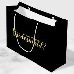 Bolsa De Regalo Grande ¿Serás Mi Novia? Propuesta moderna<br><div class="desc">"¿Serás Mi niñera?" La moderna bolsa de regalo de propuesta incluye el título "¿Serás mi dama de honor?" en oro estilo de letra de escritura moderna sobre fondo negro. Nota: Los detalles del Relieve metalizado se simulan en la obra de arte. Este producto no contará con ningún relieve ni capa...</div>