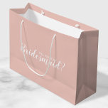Bolsa De Regalo Grande ¿Serás Mi Novia? Propuesta moderna<br><div class="desc">"¿Serás Mi niñera?" La moderna bolsa de regalo de propuesta incluye el título "¿Serás mi dama de honor?" en blanco estilo de letra de escritura moderno con un fondo rosa negro.</div>