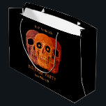 Bolsa De Regalo Grande Skull Funny Naranja Gothic Birthday Descansa en pa<br><div class="desc">Esta bolsa de regalo presenta un divertido estilo de arte pop gótico negro estilo naranja fiesta de cumpleaños de Halloween RIP a su diseño de cabeza de cráneo de 20 años. Divertido, espeluznante 30 cumpleaños. Tres cráneos diseñados con ojos de googly. Moderno, único, temible, moderno. Derechos de imagen de Marg...</div>