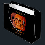 Bolsa De Regalo Grande Skull Funny Naranja Gothic Birthday Descansa en pa<br><div class="desc">Esta bolsa de regalo presenta un divertido estilo de arte pop gótico negro estilo naranja fiesta de cumpleaños de Halloween RIP a su diseño de cabeza de cráneo de 20 años. Divertido, espeluznante 30 cumpleaños. Tres cráneos diseñados con ojos de googly. Moderno, único, temible, moderno. Derechos de imagen de Marg...</div>