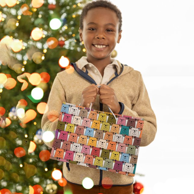 Bolsa De Regalo Grande Teddy Bear (smiling kid holding a gift bag in front of a christmas tree)