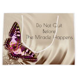 Bolsa De Regalo Grande Una mariposa rosa sobre un fondo de satén crema