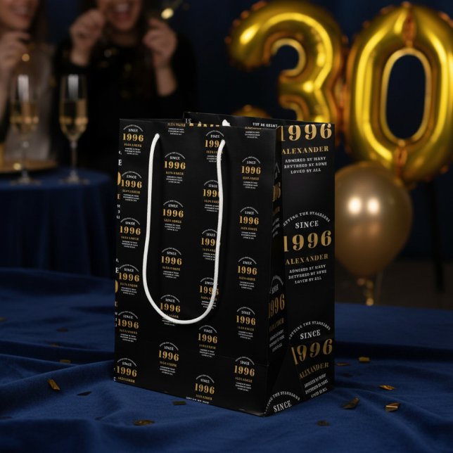 Bolsa De Regalo Mediana 30th Birthday 1996 Black Gold Chic Elegant (Born 1996 gift bag. Background out of focus.
)