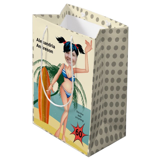 Bolsa De Regalo Mediana 60.º cumpleaños de mujeres nueva en Funny Beach Bi (Angulo reverso)