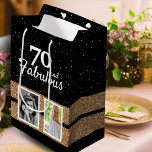 Bolsa De Regalo Mediana 70 y Fabulous Gold Purpurina 2 Photo 70th Birthday<br><div class="desc">70 y Fabulous Gold Purpurina 2 Photo 70th Birthday Gift Bag. Bolsa de regalo negra personalizada con 2 fotos y purpurina de oro. Añade tus fotos - puedes usar una foto antigua y nueva.</div>