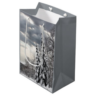 Bolsa De Regalo Mediana Árboles de hoja perenne cubiertos de nieve bajo un