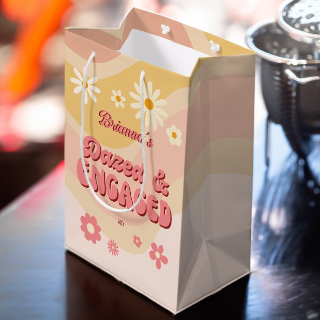 Bolsa De Regalo Mediana Bachillerato retro de margarita deslucido y enganc (Dazed and engaged groovy retro daisy bachelorette party favors personalized gift bag welcome bag)