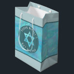 Bolsa De Regalo Mediana Bat Mitzvah Blue Opal Magen David Personalizado<br><div class="desc">Una vez personalizado, esta elegante bolsa de regalo opal azul con una estrella de Magen David a juego y tu texto personalizado será el toque perfecto para tu regalo de Bat Mitzvah. El simulador de color azul de la estrella de David, situado sobre un fondo de agua falsa, se centra...</div>