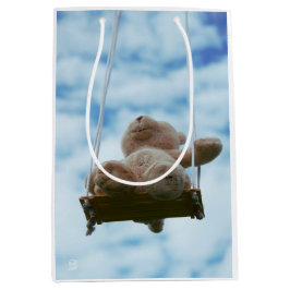 Bolsa De Regalo Mediana Beertje op schommel met bewolkte blauwe lucht.