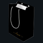 Bolsa De Regalo Mediana Black Gold Modern Script Girly Monograma Nombre<br><div class="desc">Bolsa de regalo de Monograma de Guión Simple Negro y Oro. Esto hace que el dulce perfecto cumpleaños 16,  boda,  ducha de novia,  aniversario,  ducha de bebé o bolso de regalo de la fiesta de soltera para alguien que ama el lujo glam y los estilos de moda.</div>