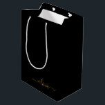 Bolsa De Regalo Mediana Black Gold Modern Script Girly Monograma Nombre<br><div class="desc">Bolsa de regalo de Monograma de Guión Simple Negro y Oro. Esto hace que el dulce perfecto cumpleaños 16,  boda,  ducha de novia,  aniversario,  ducha de bebé o bolso de regalo de la fiesta de soltera para alguien que ama el lujo glam y los estilos de moda.</div>