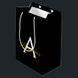 Bolsa De Regalo Mediana Black Gold Modern Script Girly Monograma Nombre<br><div class="desc">Bolsa de regalo de Monograma de Guión Simple Negro y Oro. Esto hace que el dulce perfecto cumpleaños 16,  boda,  ducha de novia,  aniversario,  ducha de bebé o bolso de regalo de la fiesta de soltera para alguien que ama el lujo glam y los estilos de moda.</div>